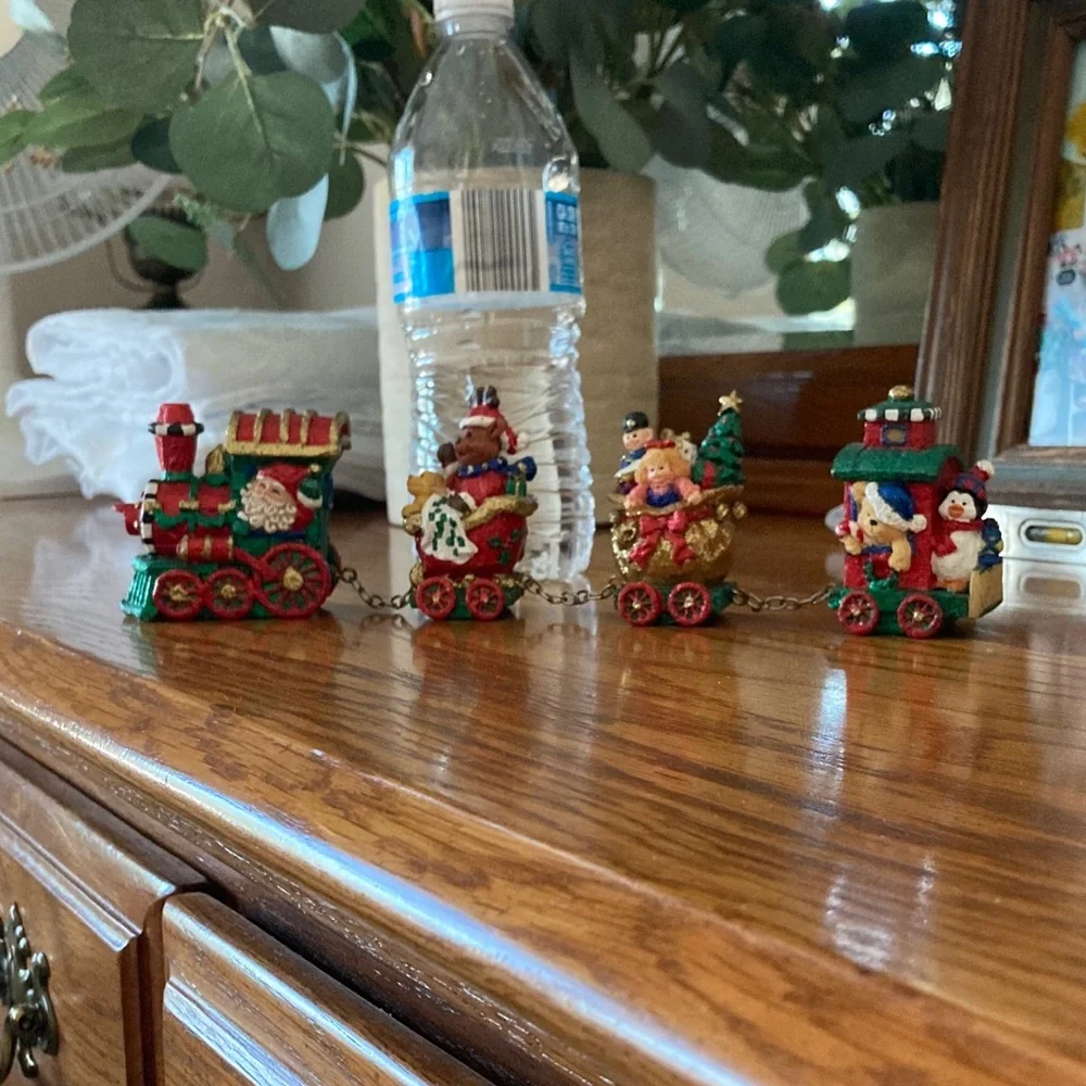 ADORABLE Christmas train decor - Picture 2 of 4
